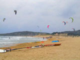 Kite-Surfer am Strand vom Chia: einer der Surfspots auf Sardinien. von Sardinia Natour